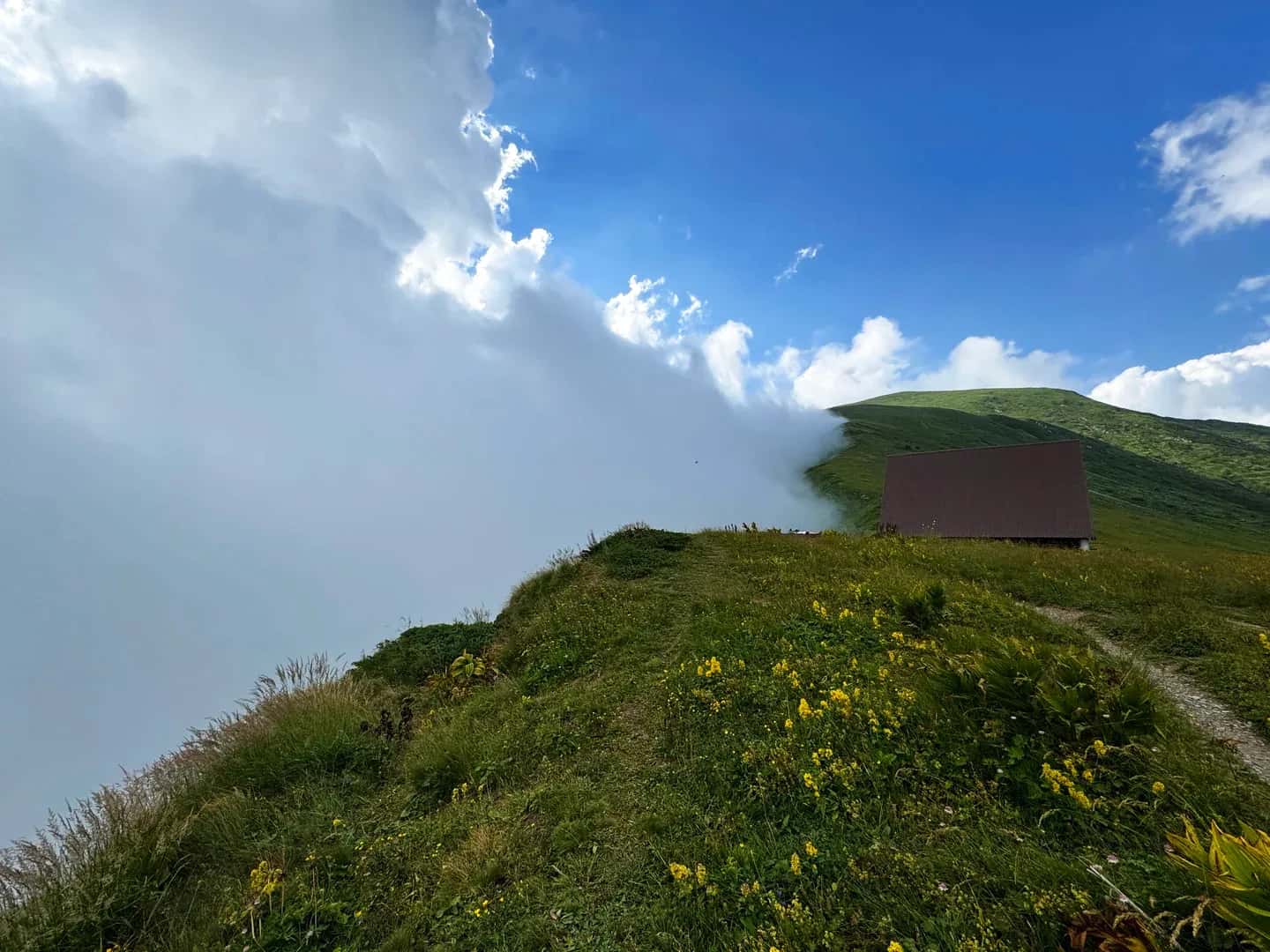 A cloud settling on the ridge by the Bzerpinsky cornice