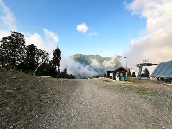 The start of the descent along the ski slope from the Pikhtovy shelter