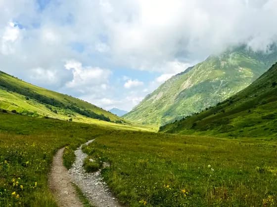 The start of the trail to Lake Maloye from the Bzerpinsky Cornice