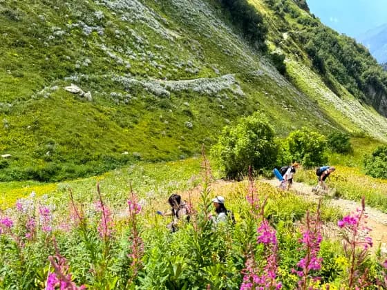 Hikers on their way to the Bzerpinsky Cornice