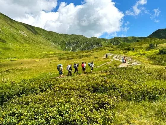 Hikers heading to the Bzerpinsky Cornice for an overnight stay