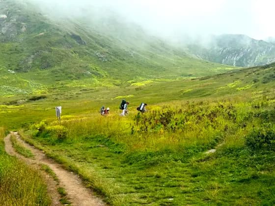 Hikers heading to Mount Tabunnaya from the Bzerpinsky Cornice
