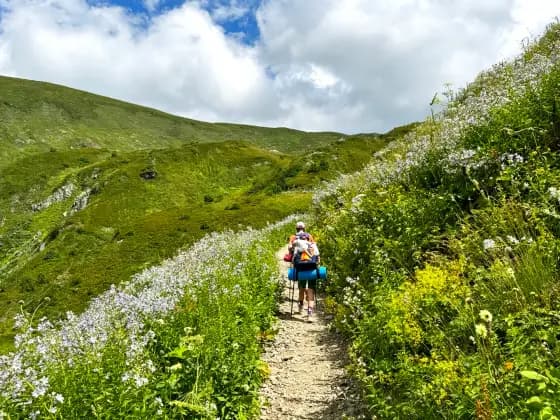 Hikers on the way to the Bzerpinsky Cornice