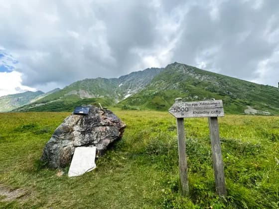 Trail sign to Kholodny camp