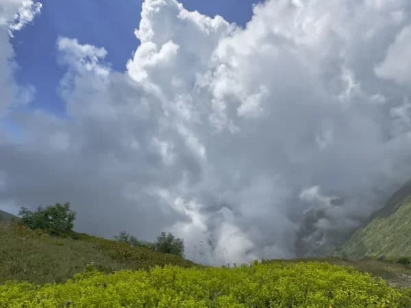 Облака над хребтом у Бзерпинского карниза